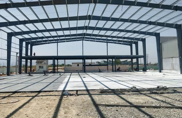 Large-span PEB building with mezzanine framing